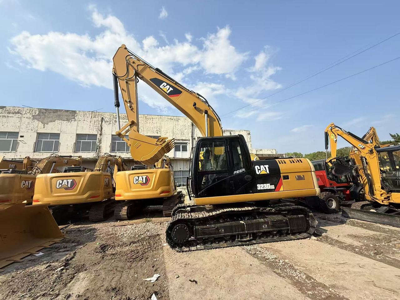 Caterpillar 323 - 挖掘机:图1 Caterpillar 323 - 挖掘机:图1