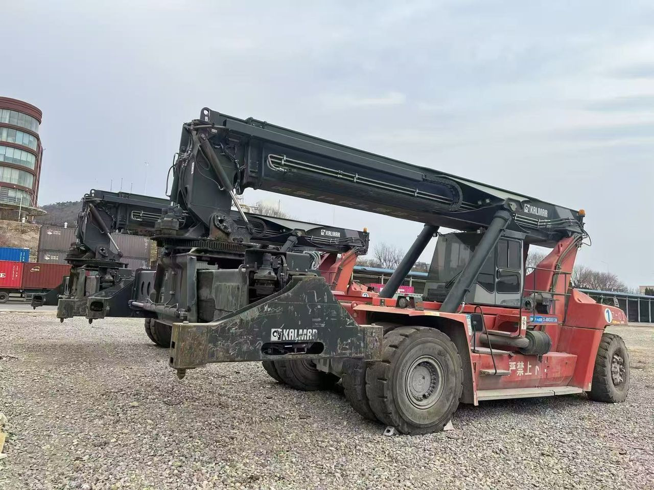 KALMAR DRT450 - 前移式堆垛机:图4 KALMAR DRT450 - 前移式堆垛机:图4