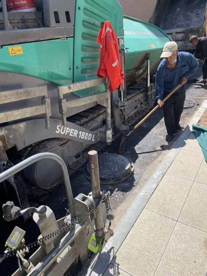 Vögele Super 1880L  - 沥青铺路机:图2 Vögele Super 1880L  - 沥青铺路机:图2