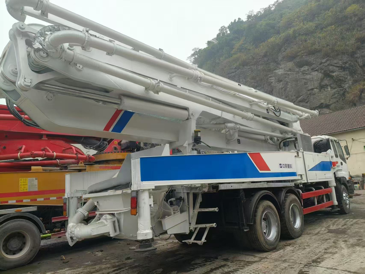 ZOOMLION ZLJ5335THB - 混凝土泵车:图3 ZOOMLION ZLJ5335THB - 混凝土泵车:图3