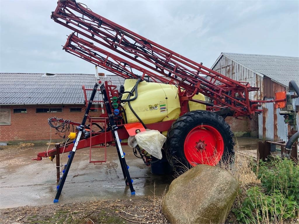 Hardi COMANDER 2800 L 24 M - 牵引式喷雾机:图1 Hardi COMANDER 2800 L 24 M - 牵引式喷雾机:图1