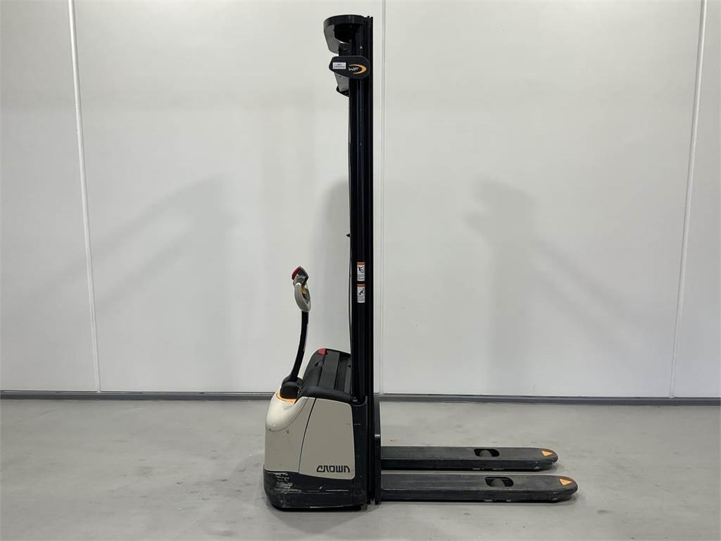 Crown WF3000-1,2 TF - 堆垛机:图1 Crown WF3000-1,2 TF - 堆垛机:图1