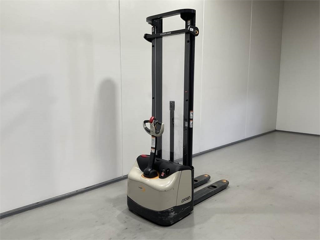 Crown WF3000-1,2 TF - 堆垛机:图2 Crown WF3000-1,2 TF - 堆垛机:图2