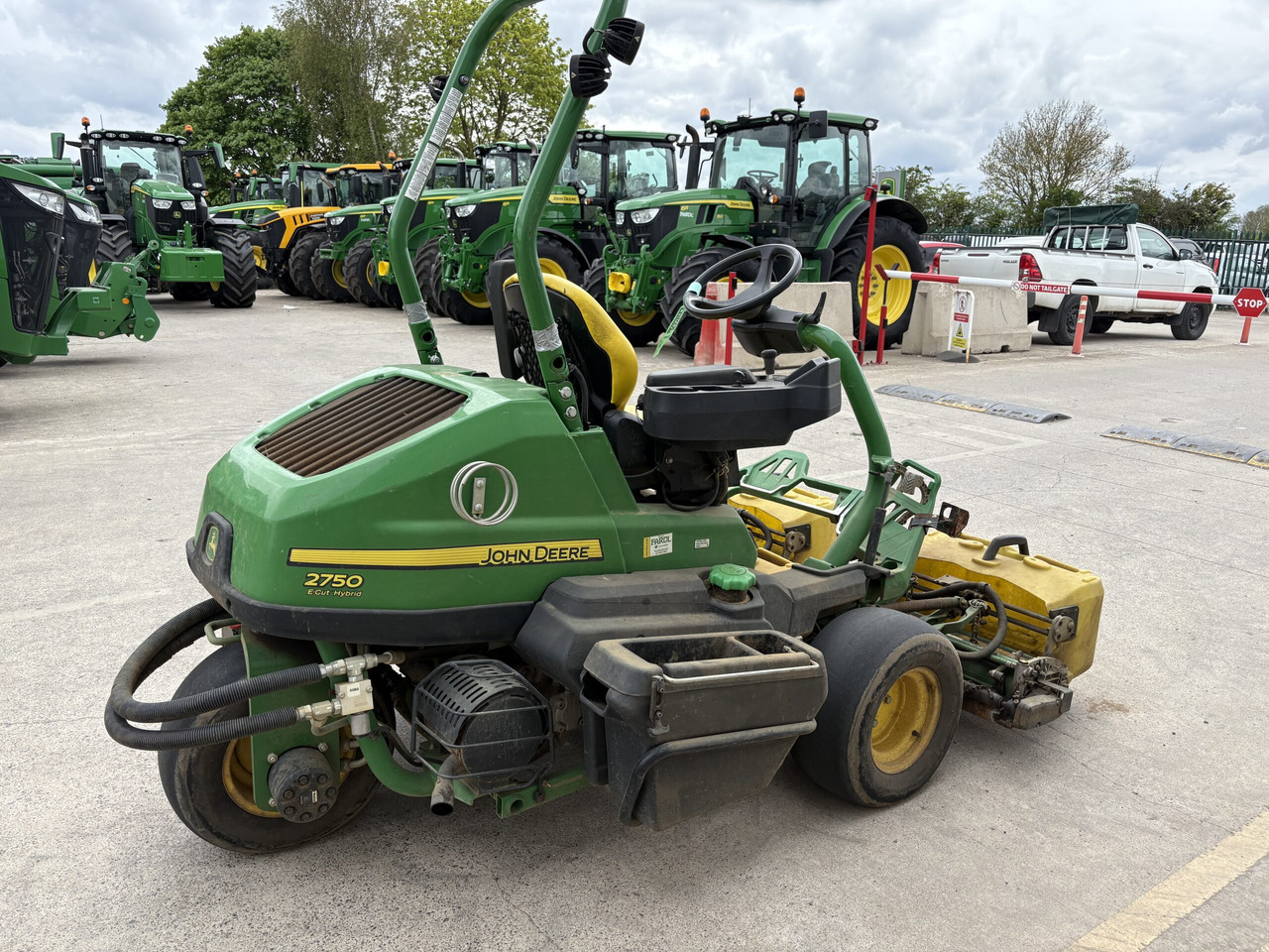 John Deere 2750E Triplex - 园林割草机:图2 John Deere 2750E Triplex - 园林割草机:图2