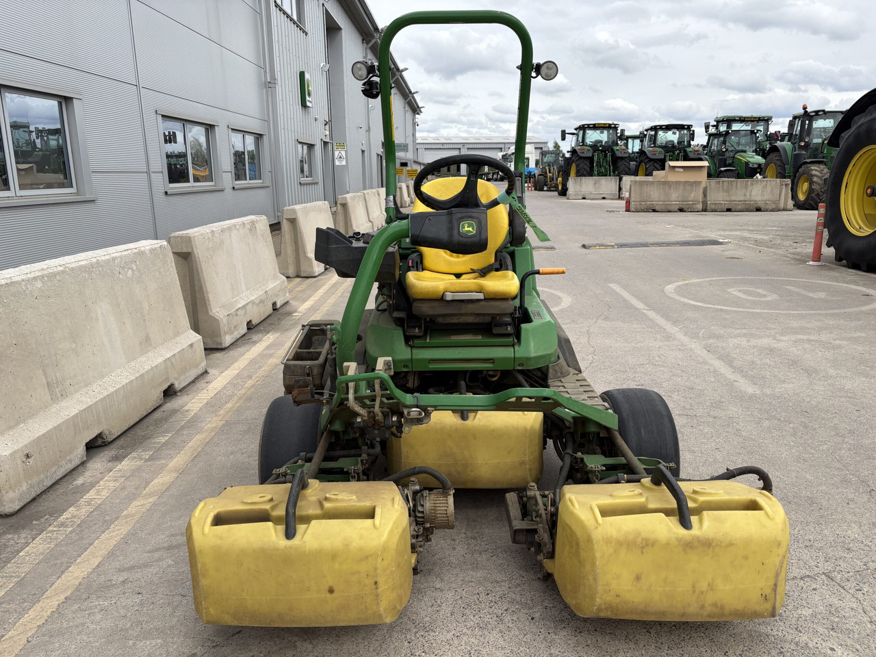John Deere 2750E Triplex - 园林割草机:图3 John Deere 2750E Triplex - 园林割草机:图3
