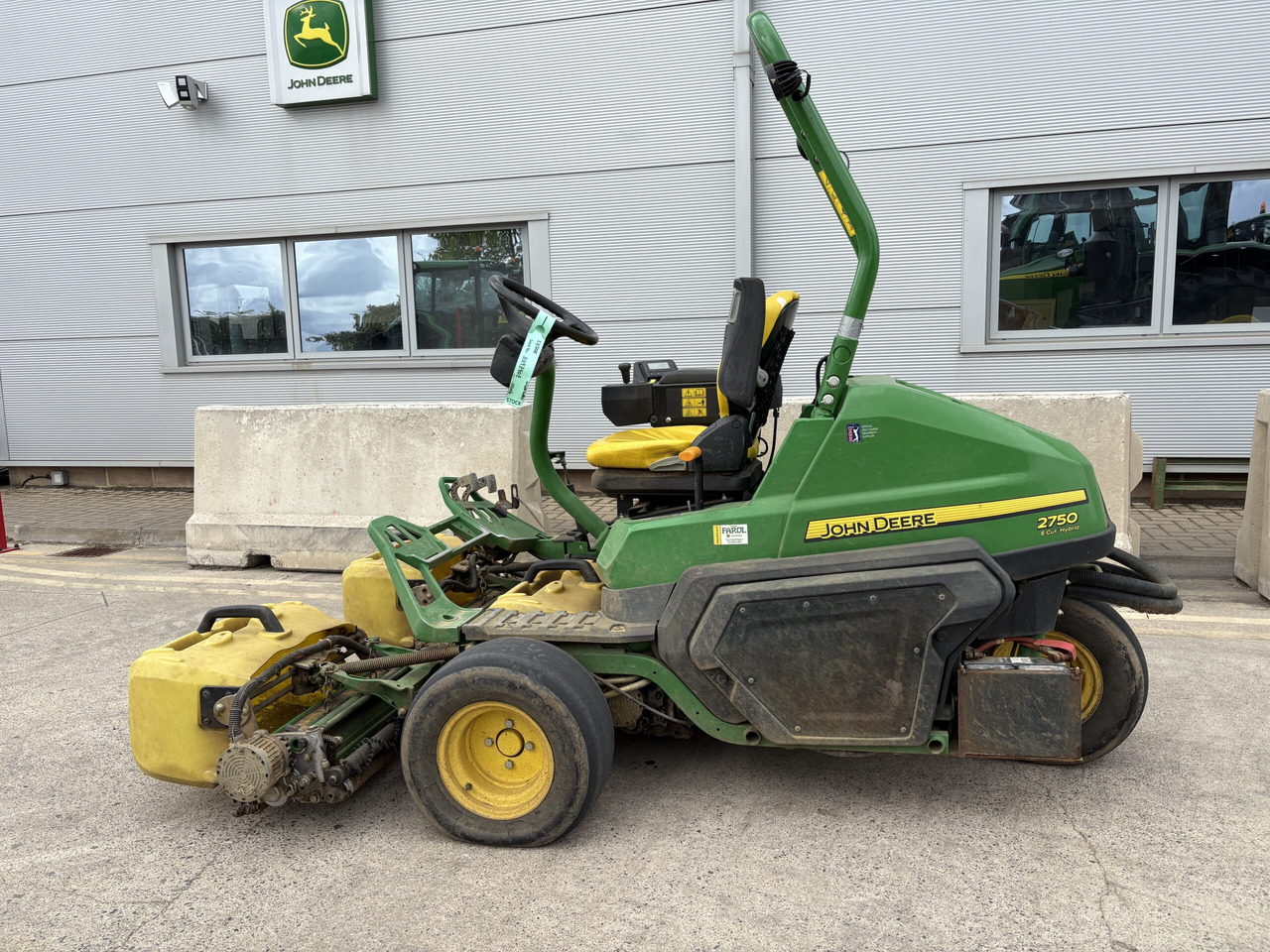 John Deere 2750E Triplex - 园林割草机:图1 John Deere 2750E Triplex - 园林割草机:图1