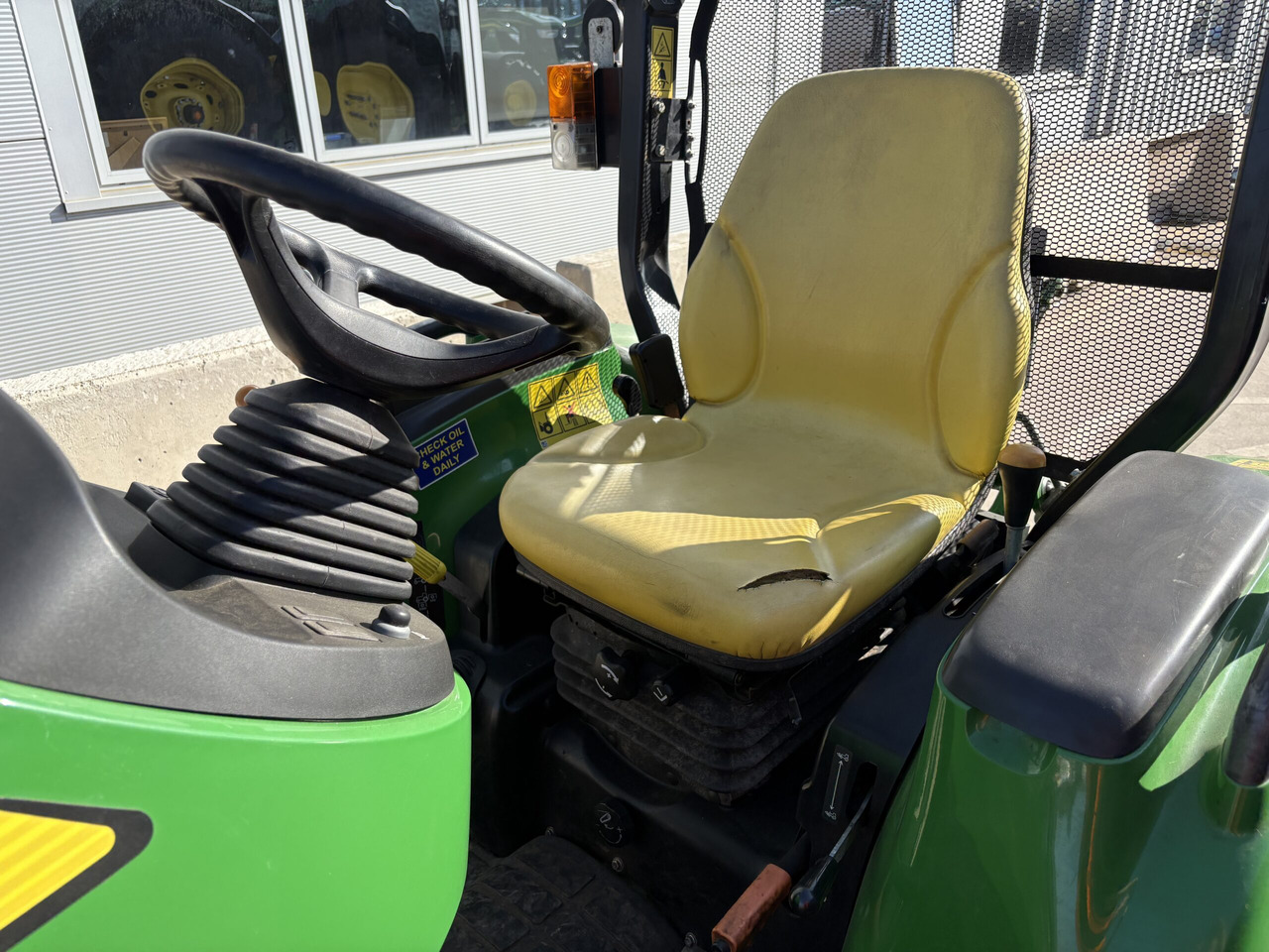 John Deere 3045R Compact Tractor - 紧凑型拖拉机:图5 John Deere 3045R Compact Tractor - 紧凑型拖拉机:图5