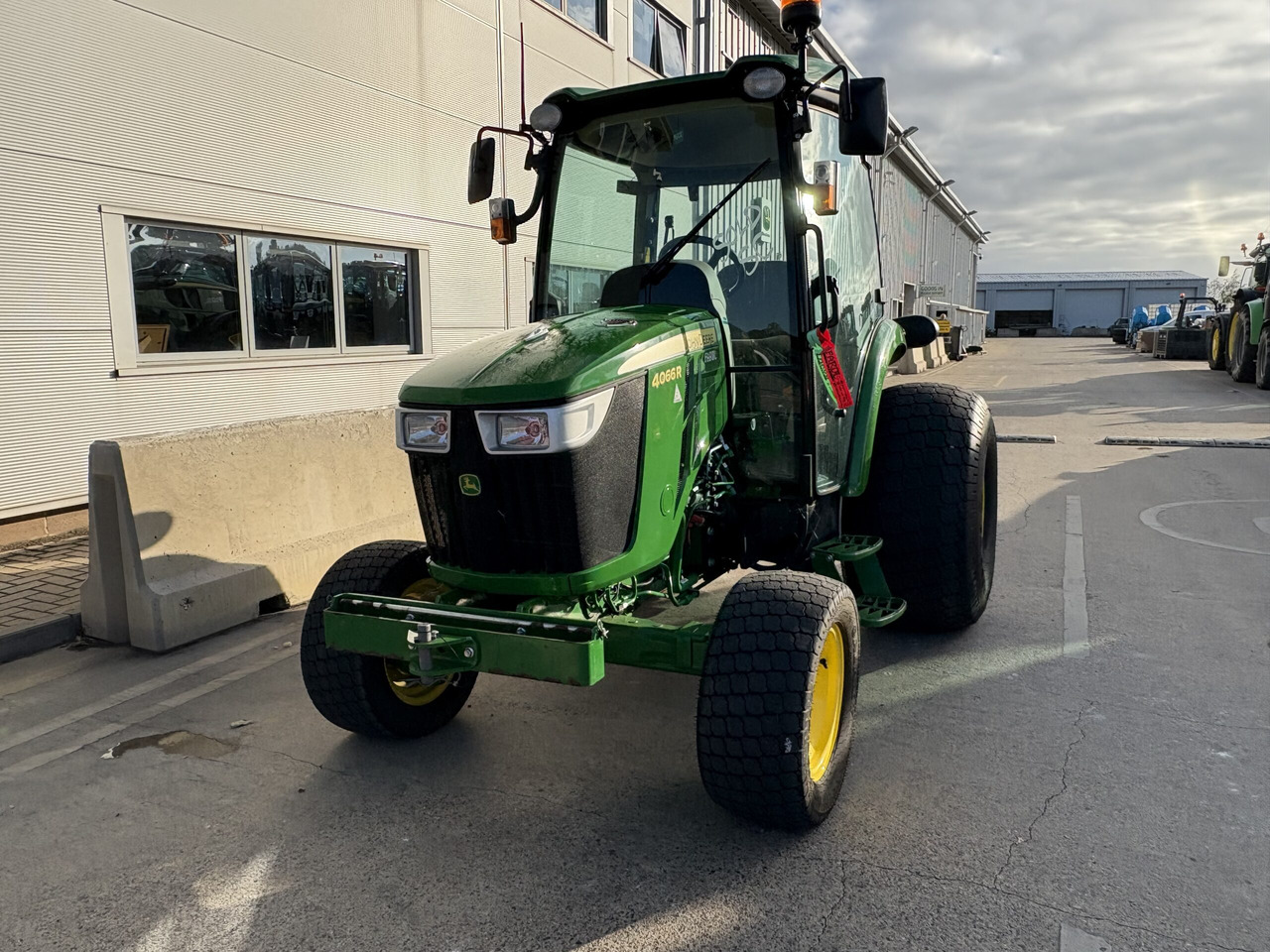 John Deere 4066R Compact Tractor - 紧凑型拖拉机:图4 John Deere 4066R Compact Tractor - 紧凑型拖拉机:图4