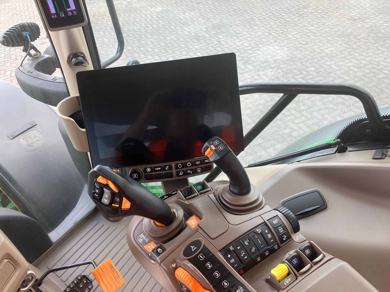 John Deere 6R 155 - 拖拉机:图2 John Deere 6R 155 - 拖拉机:图2