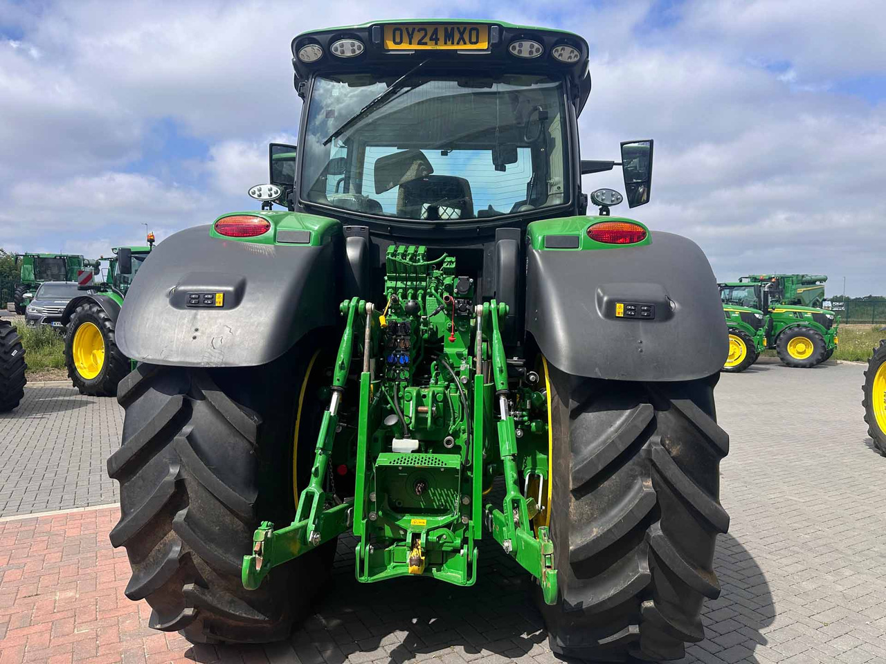 John Deere 6R 215 - 拖拉机:图2 John Deere 6R 215 - 拖拉机:图2