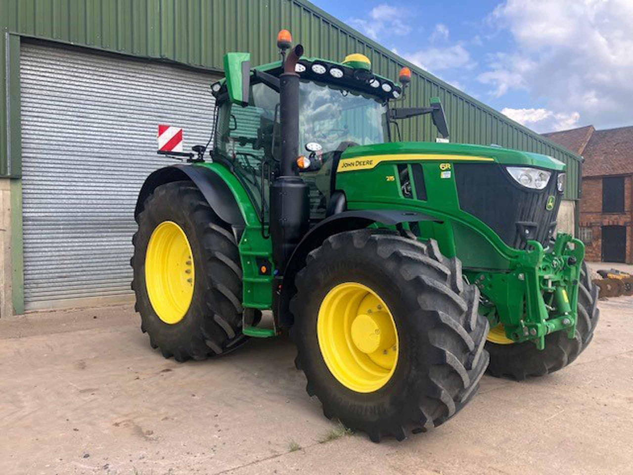 John Deere 6R 215 - 拖拉机:图2 John Deere 6R 215 - 拖拉机:图2