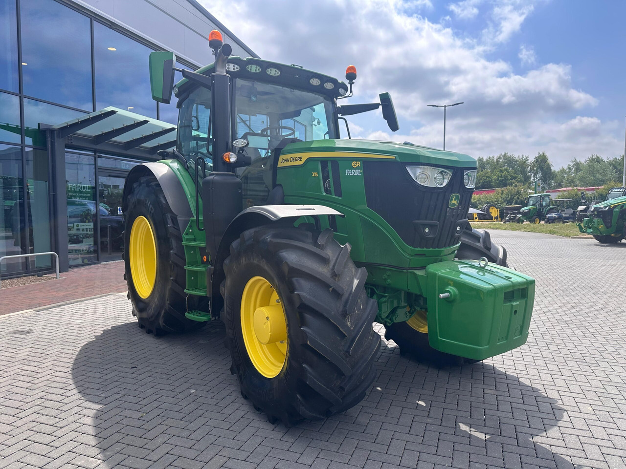 John Deere 6R 215 - 拖拉机:图1 John Deere 6R 215 - 拖拉机:图1