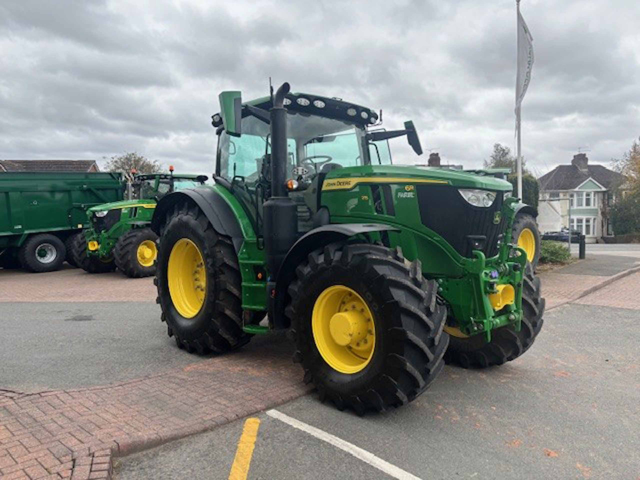 John Deere 6R 215 - 拖拉机:图2 John Deere 6R 215 - 拖拉机:图2