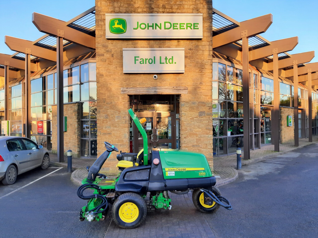 John Deere 7200 utility triple mower - 园林割草机:图2 John Deere 7200 utility triple mower - 园林割草机:图2