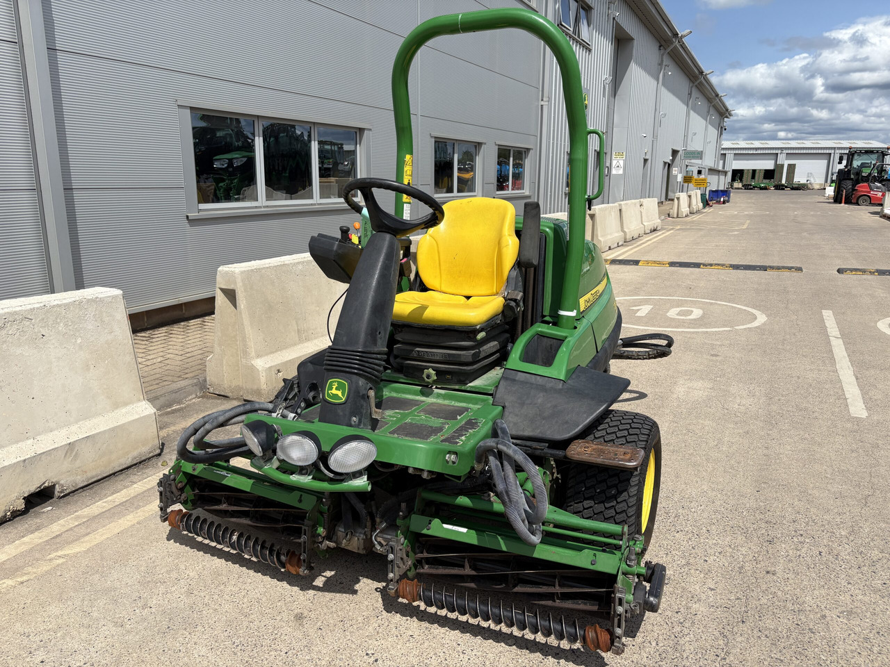 John Deere 7200A Triple Mower - 园林割草机:图3 John Deere 7200A Triple Mower - 园林割草机:图3