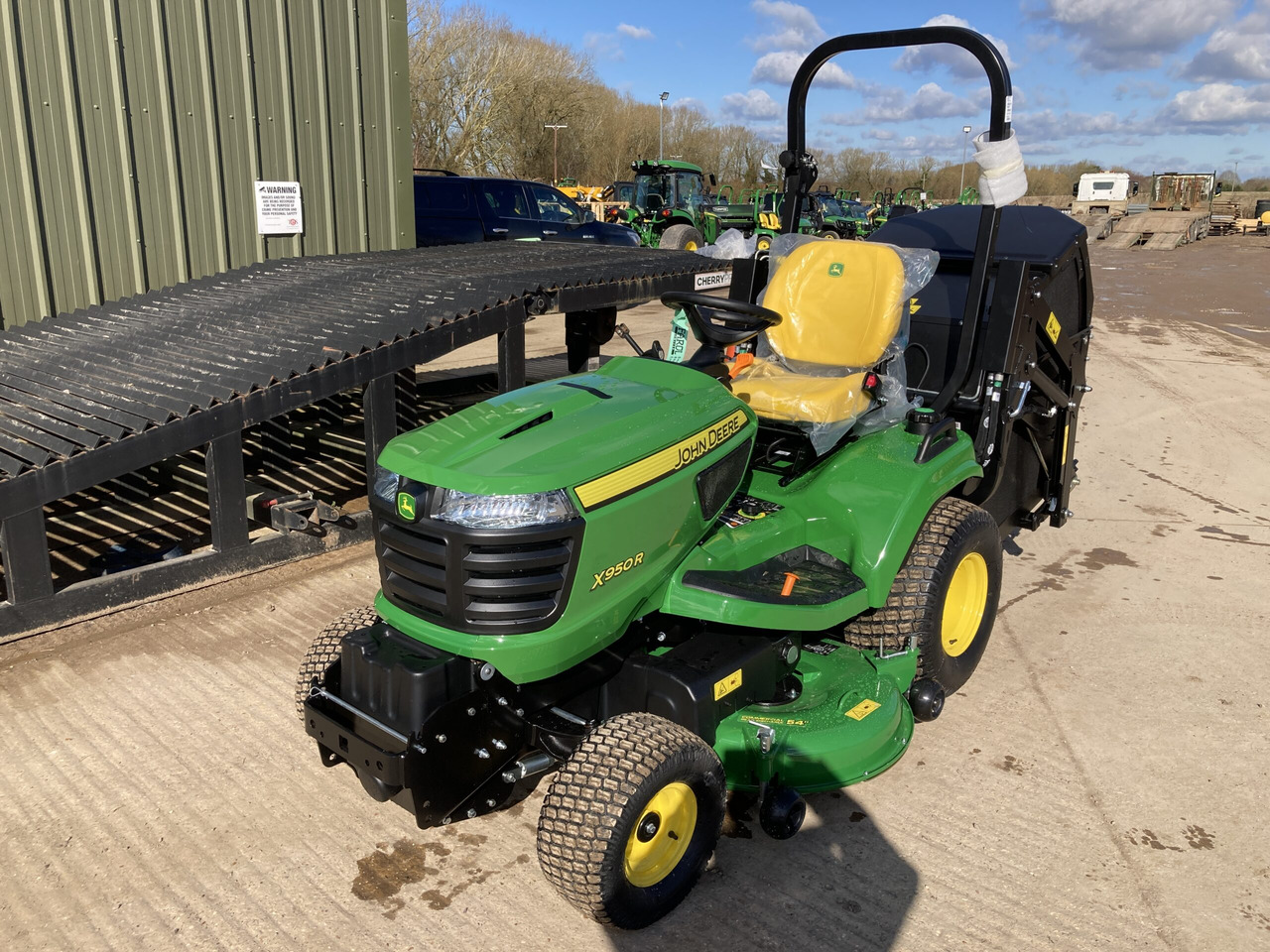 John Deere X950R ride on cut and collect mower - 园林割草机:图1 John Deere X950R ride on cut and collect mower - 园林割草机:图1