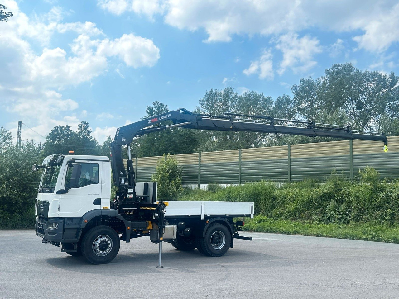 MAN TGM 18.320 4x4 Euro 6e Pritsche Hiab 228-4 Kran - 起重车:图2 MAN TGM 18.320 4x4 Euro 6e Pritsche Hiab 228-4 Kran - 起重车:图2