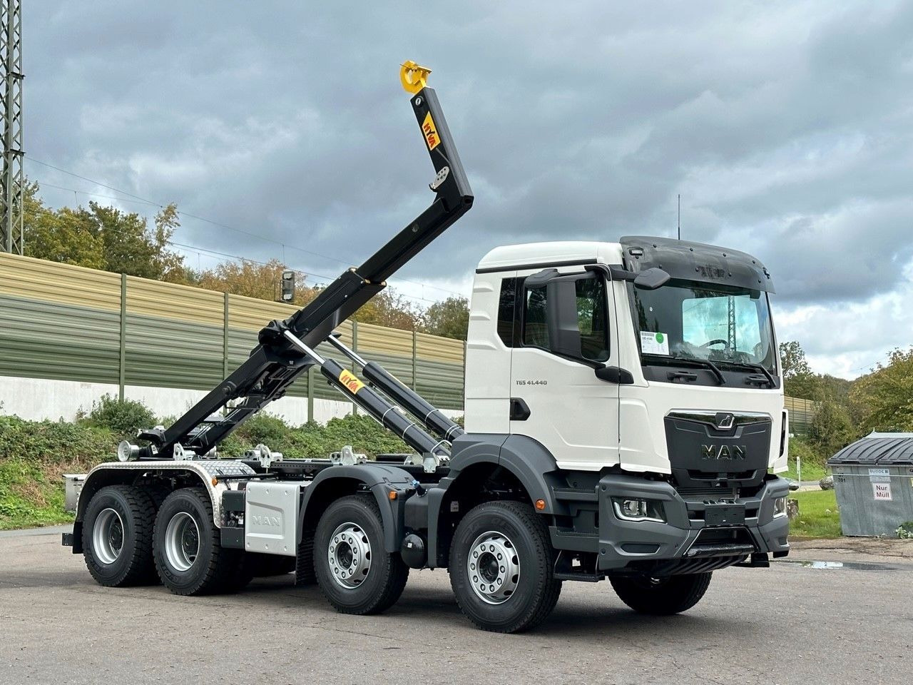 MAN TGS 41.440 8x4 Euro6e Hyva 26-55 Abrollkipper - 吊钩升降车:图1 MAN TGS 41.440 8x4 Euro6e Hyva 26-55 Abrollkipper - 吊钩升降车:图1