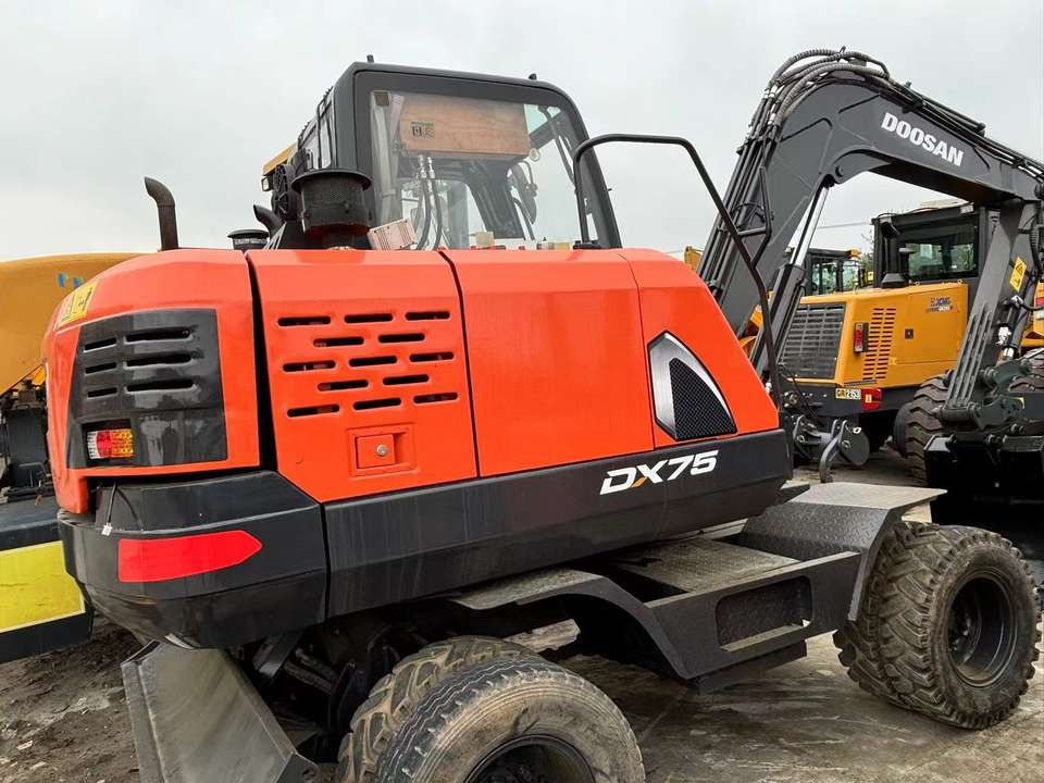 Hot Sale Used Doosan Dx75 Small 7.5t Wheel Excavator South Korea DX75 Mini Excavator for Sale Good Condition - 轮式挖掘机:图3 Hot Sale Used Doosan Dx75 Small 7.5t Wheel Excavator South Korea DX75 Mini Excavator for Sale Good Condition - 轮式挖掘机:图3