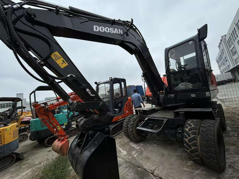 Hot Sale Used Doosan Dx75 Small 7.5t Wheel Excavator South Korea DX75 Mini Excavator for Sale Good Condition - 轮式挖掘机:图2 Hot Sale Used Doosan Dx75 Small 7.5t Wheel Excavator South Korea DX75 Mini Excavator for Sale Good Condition - 轮式挖掘机:图2