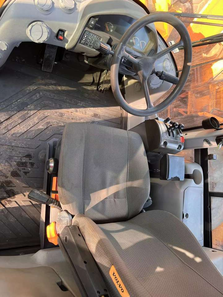 Hot Sale Used VOLVO L120GZ Loader Construction Machinery High Quality Loader VOLVO - 轮式装载机:图4 Hot Sale Used VOLVO L120GZ Loader Construction Machinery High Quality Loader VOLVO - 轮式装载机:图4