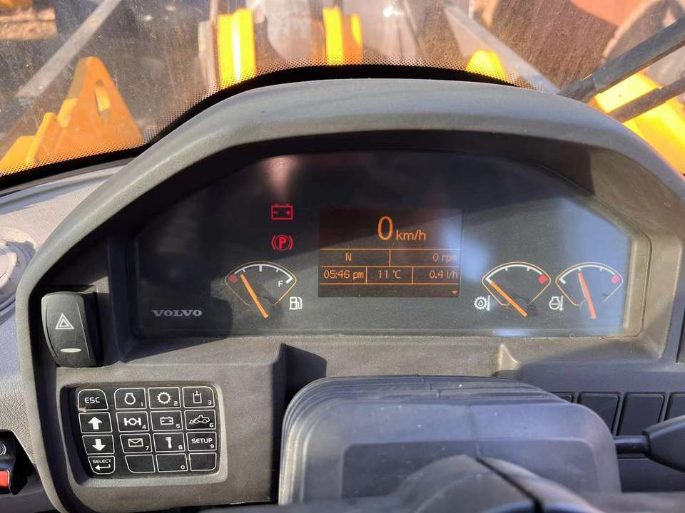 Used Volvo L120GZ 6 Ton Capacity Wheel Loader Available for Sale - 轮式装载机:图5 Used Volvo L120GZ 6 Ton Capacity Wheel Loader Available for Sale - 轮式装载机:图5