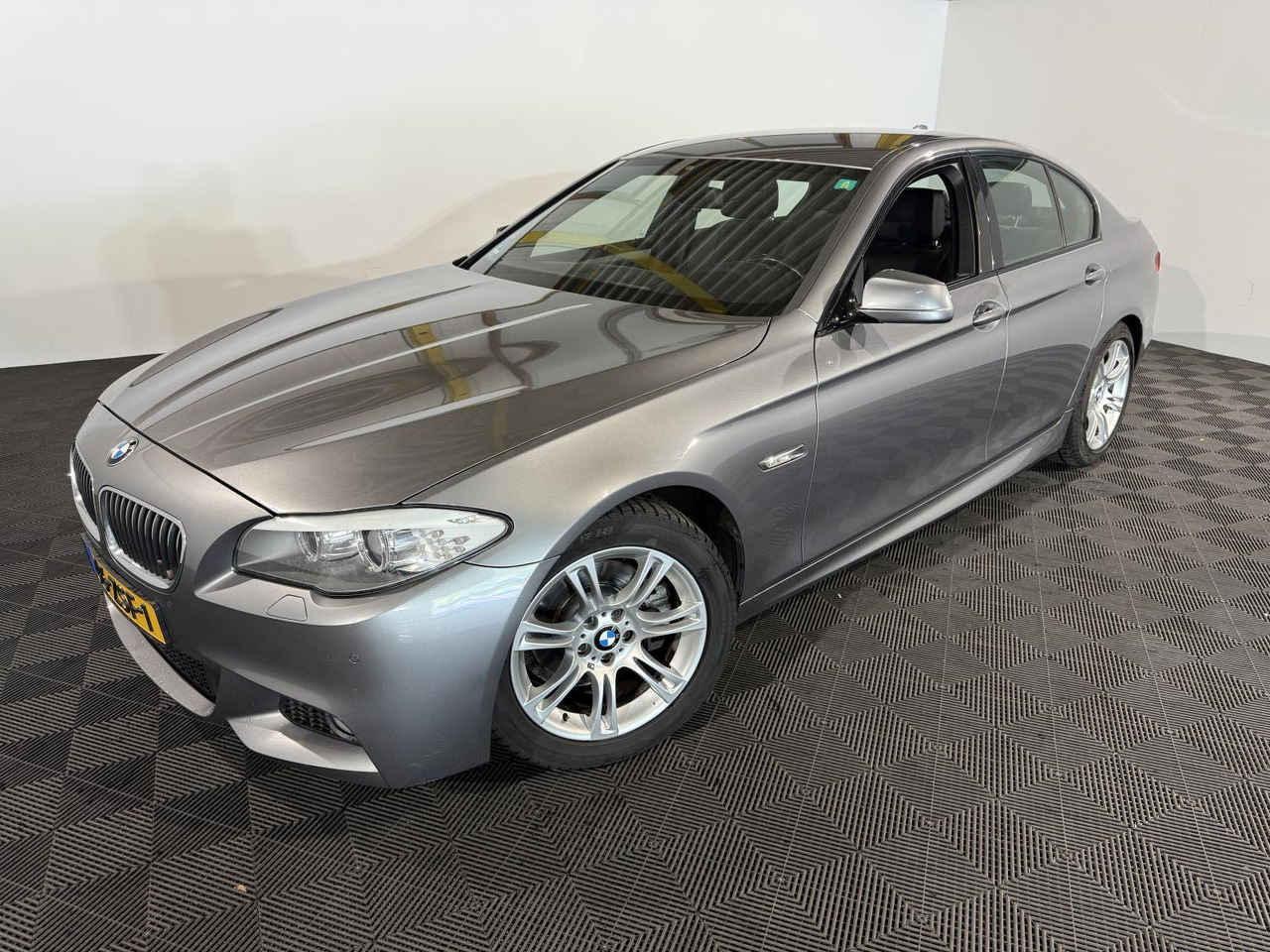 BMW | 5-serie | 520i High Executive | 2013 | 218.545 km | 46ZSF1 | Logisch - 轿车:图1 BMW | 5-serie | 520i High Executive | 2013 | 218.545 km | 46ZSF1 | Logisch - 轿车:图1