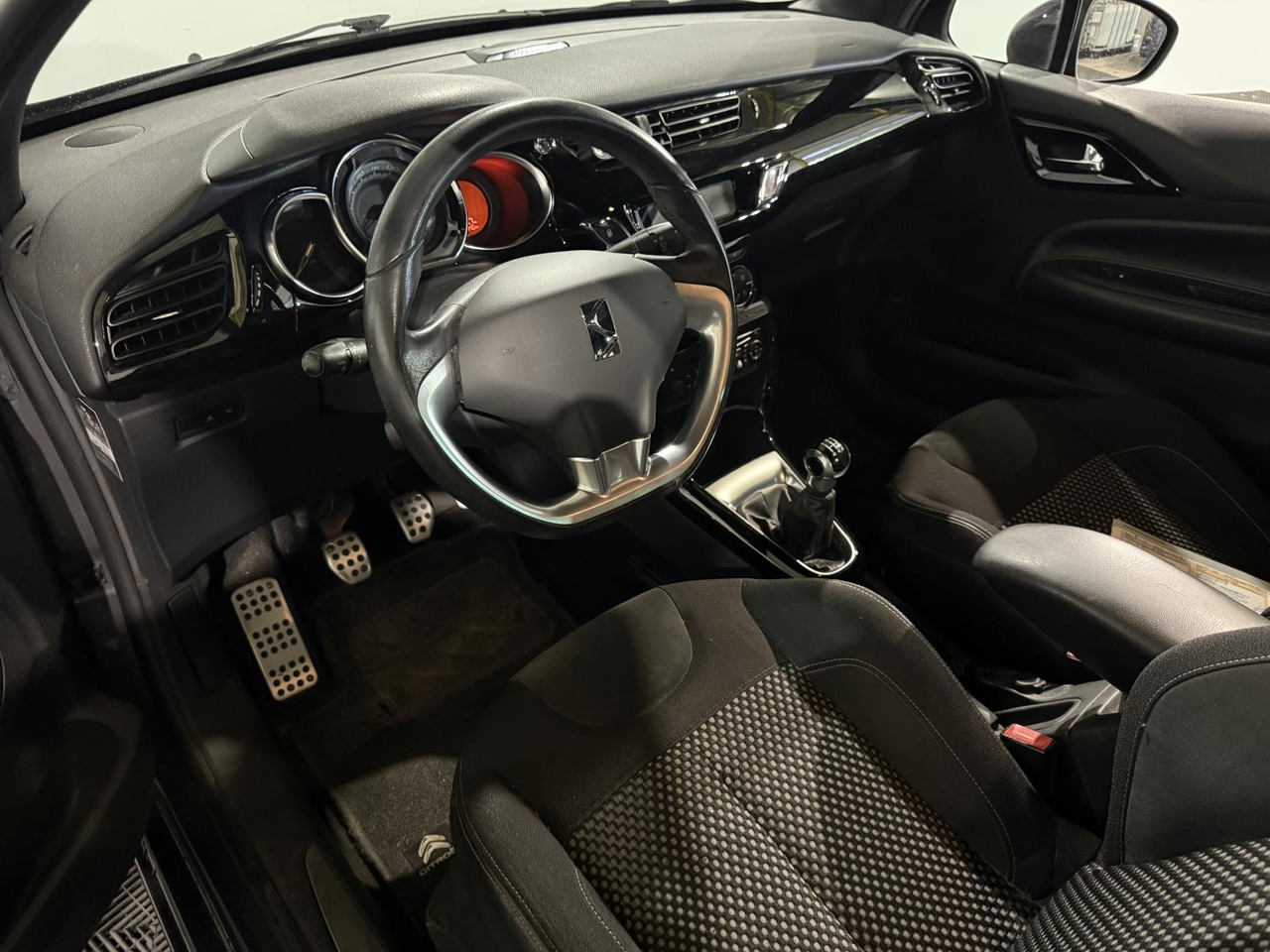Citroen DS3 1.6 e-HDi So Chic | 2012 | 277.448 km | 14-XLR-7 - 掀背车:图4 Citroen DS3 1.6 e-HDi So Chic | 2012 | 277.448 km | 14-XLR-7 - 掀背车:图4