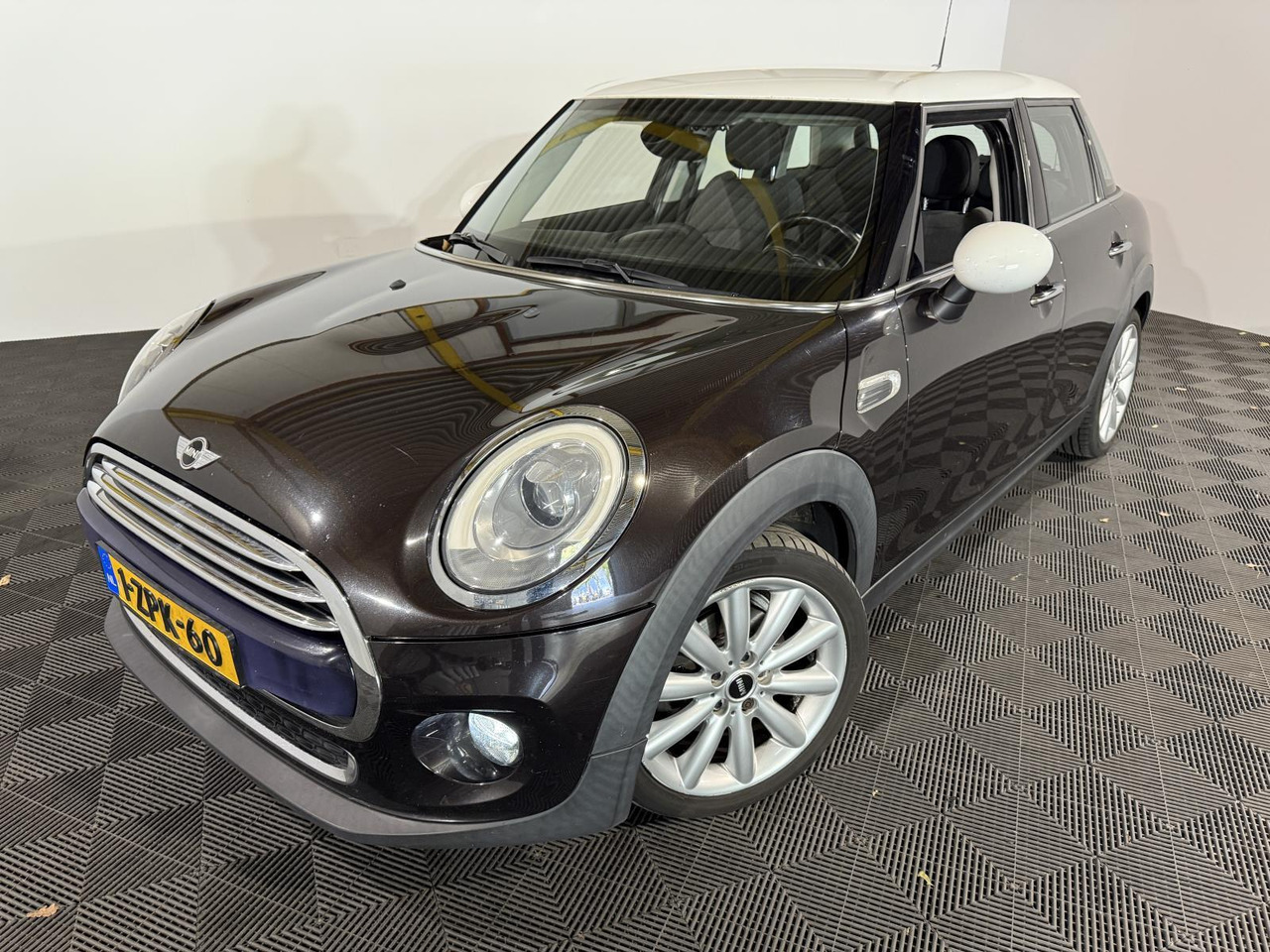 Mini | Mini | 1.5 Cooper Chili Business | 2015 | 201.355 km | 1ZPK60 | Logisch - 掀背车:图1 Mini | Mini | 1.5 Cooper Chili Business | 2015 | 201.355 km | 1ZPK60 | Logisch - 掀背车:图1