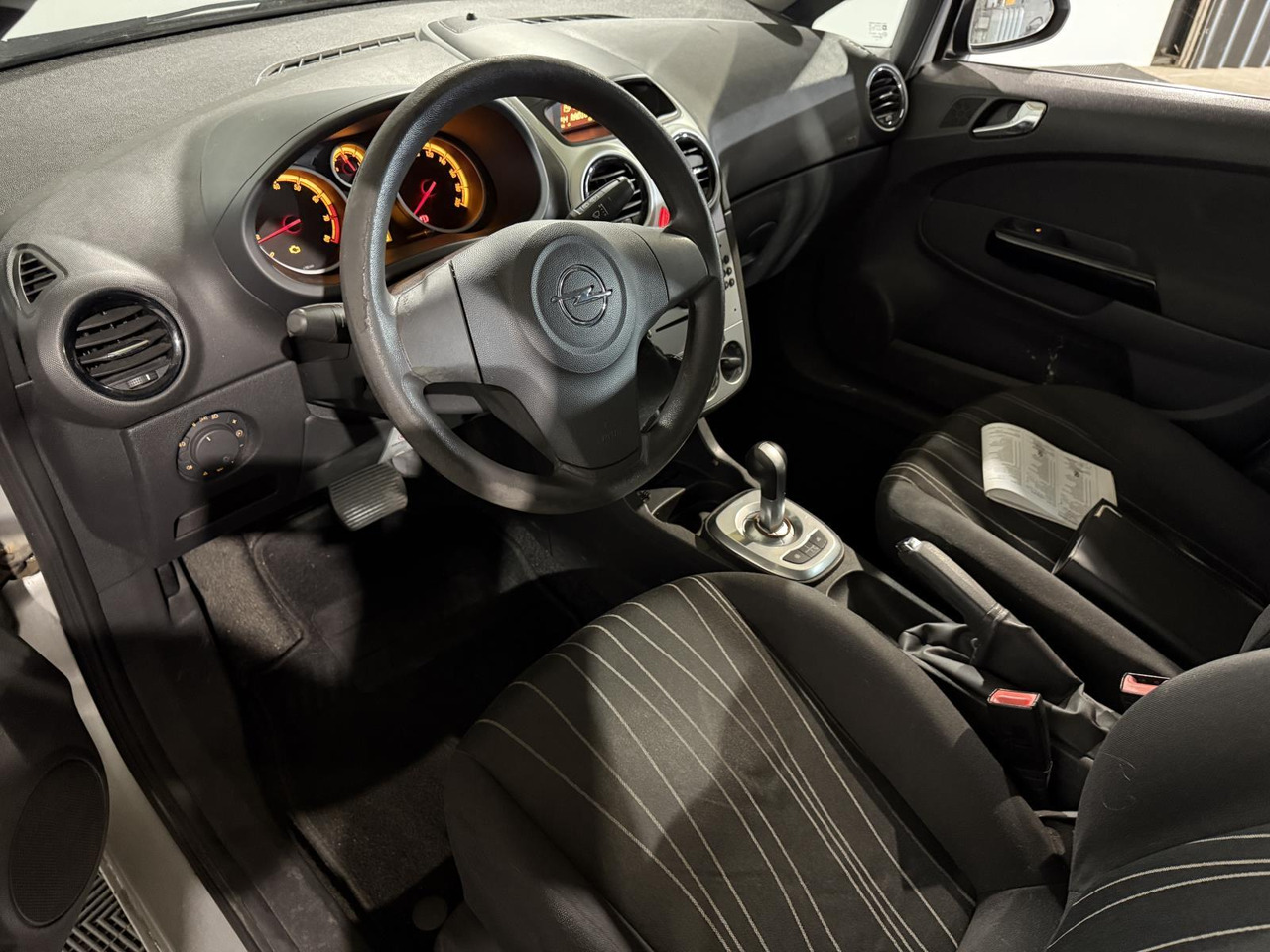 Opel | Corsa | 1.2-16V Cosmo Automaat | 2009 | 245.713 km | 45TJL8 | Geen oordeel - 掀背车:图3 Opel | Corsa | 1.2-16V Cosmo Automaat | 2009 | 245.713 km | 45TJL8 | Geen oordeel - 掀背车:图3