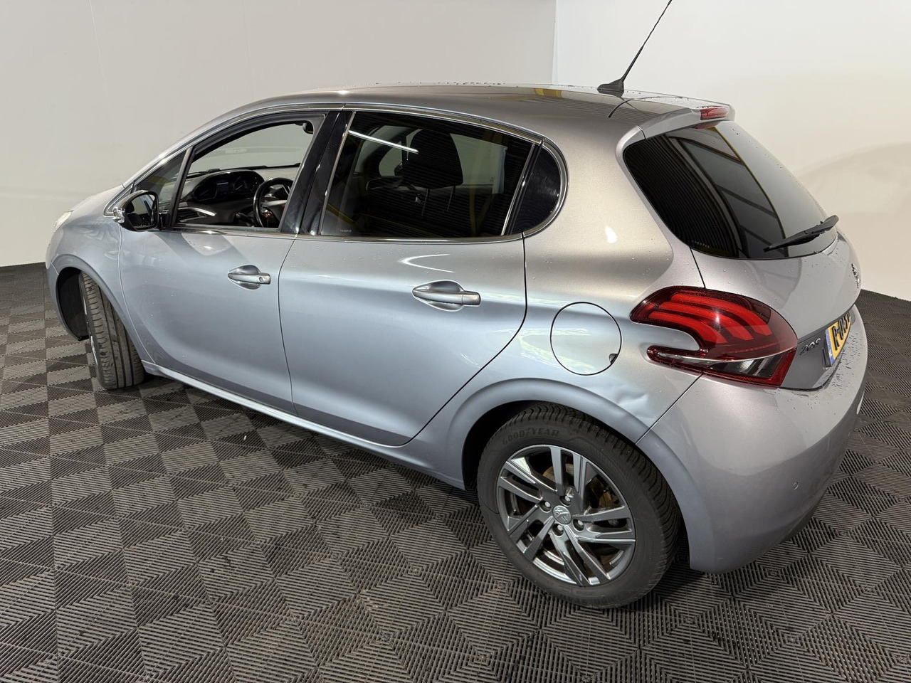 Peugeot | 208 | 1.5 BlueHDi Blue Lease Allure | 2019 | 183.354 km | R049BT | Geen oordeel - 掀背车:图3 Peugeot | 208 | 1.5 BlueHDi Blue Lease Allure | 2019 | 183.354 km | R049BT | Geen oordeel - 掀背车:图3
