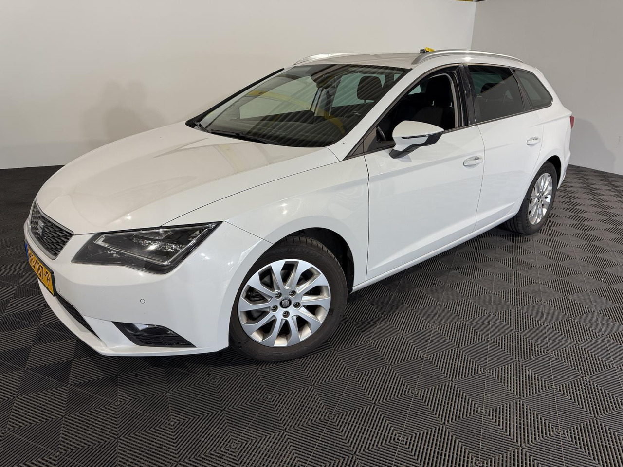 SEAT | Leon ST | 1.6 TDI Style Connect Ecomotive | 2015 | 284.524 km | HS187P | Logisch - 汽车:图1 SEAT | Leon ST | 1.6 TDI Style Connect Ecomotive | 2015 | 284.524 km | HS187P | Logisch - 汽车:图1