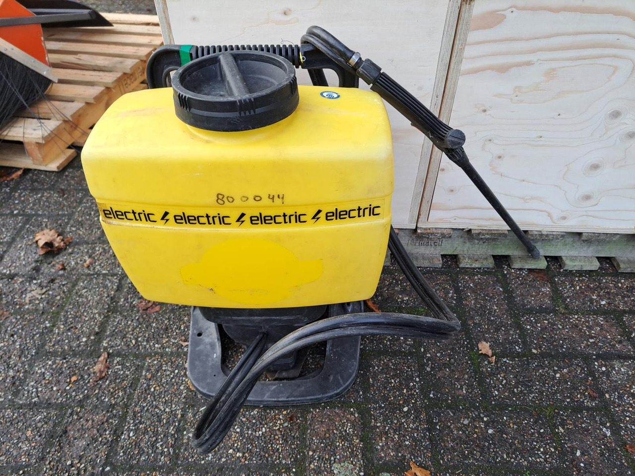 Set Spuitapparatuur: 5x Rugspuit, 2x Duwspuit, 2 Vul-/Spoelmachines, 1x Mantis UVL Spuit Installatie - 清洁机械:图5 Set Spuitapparatuur: 5x Rugspuit, 2x Duwspuit, 2 Vul-/Spoelmachines, 1x Mantis UVL Spuit Installatie - 清洁机械:图5