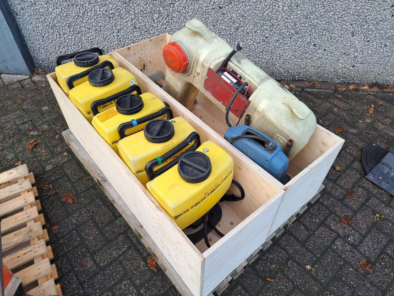 Set Spuitapparatuur: 5x Rugspuit, 2x Duwspuit, 2 Vul-/Spoelmachines, 1x Mantis UVL Spuit Installatie - 清洁机械:图4 Set Spuitapparatuur: 5x Rugspuit, 2x Duwspuit, 2 Vul-/Spoelmachines, 1x Mantis UVL Spuit Installatie - 清洁机械:图4