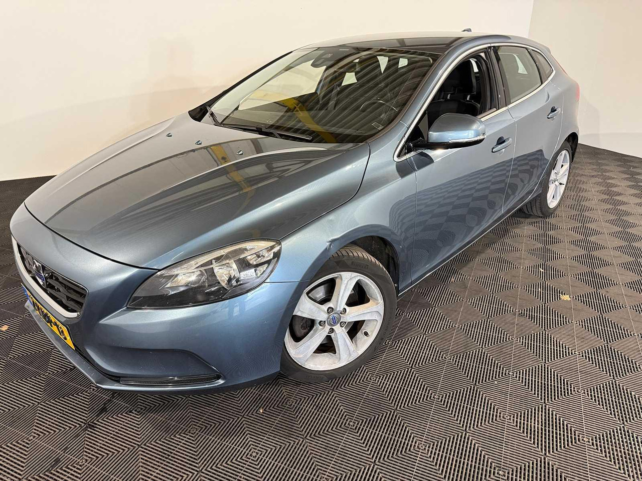 Volvo V40 1.6 T3 Momentum 2-KBP-13 210.566 km - 汽车:图1 Volvo V40 1.6 T3 Momentum 2-KBP-13 210.566 km - 汽车:图1