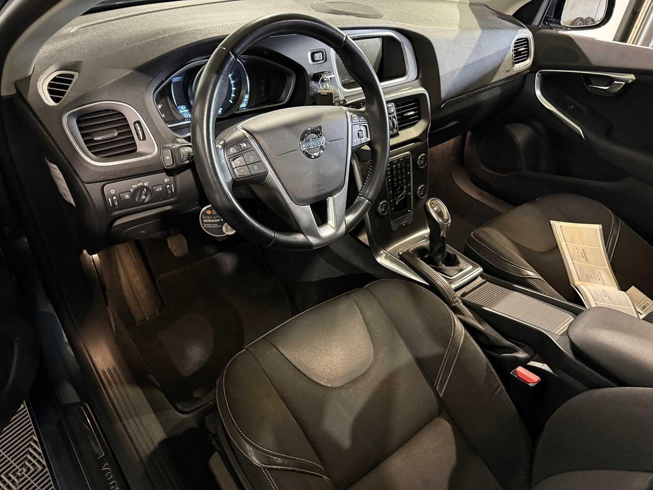 Volvo V40 1.6 T3 Momentum 2-KBP-13 210.566 km - 汽车:图2 Volvo V40 1.6 T3 Momentum 2-KBP-13 210.566 km - 汽车:图2