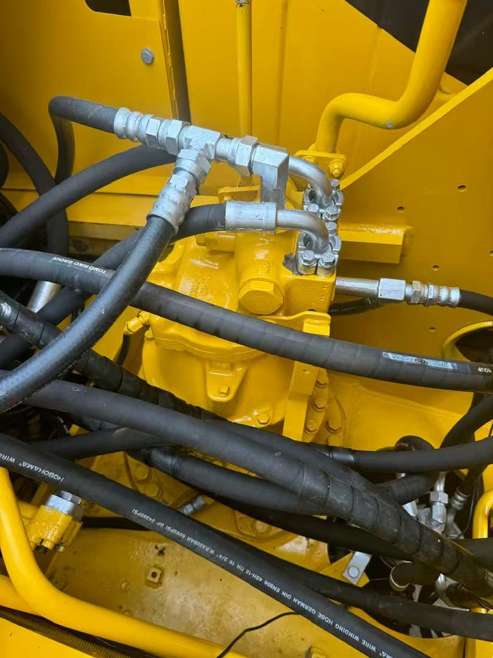 KOMATSU PC220 - 履带式挖掘机:图2 KOMATSU PC220 - 履带式挖掘机:图2