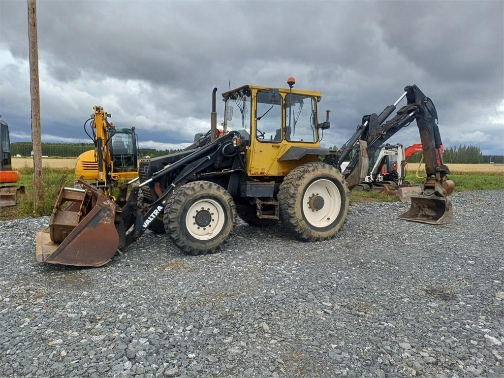 Valmet Valtra 8000 kallistuva luiskakauha - 反铲装载机:图1 Valmet Valtra 8000 kallistuva luiskakauha - 反铲装载机:图1