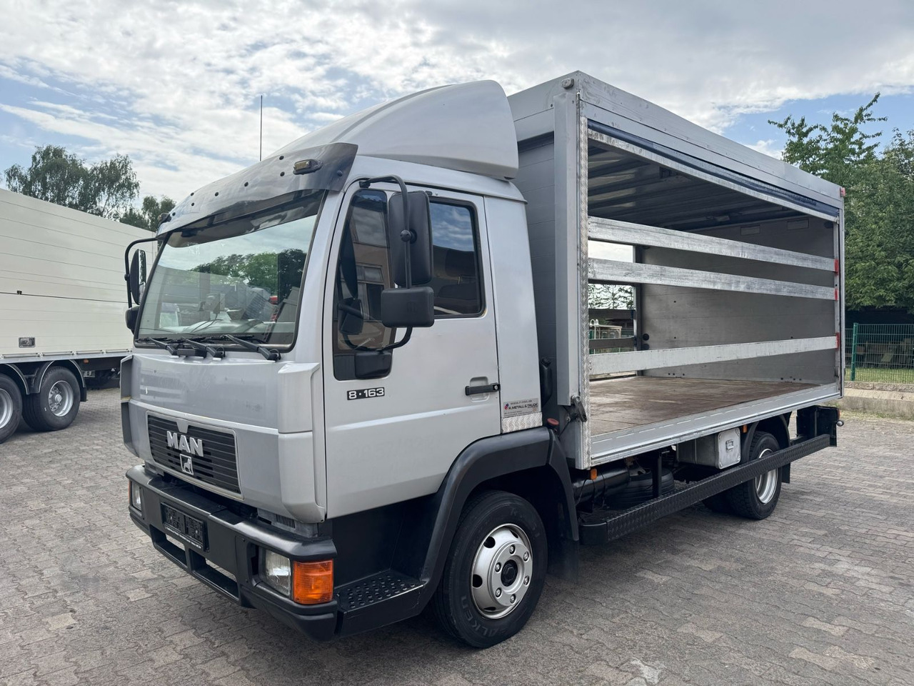 MAN 8. 163 /L2000/LBW-2T./2xAHK - 侧帘货车:图1 MAN 8. 163 /L2000/LBW-2T./2xAHK - 侧帘货车:图1