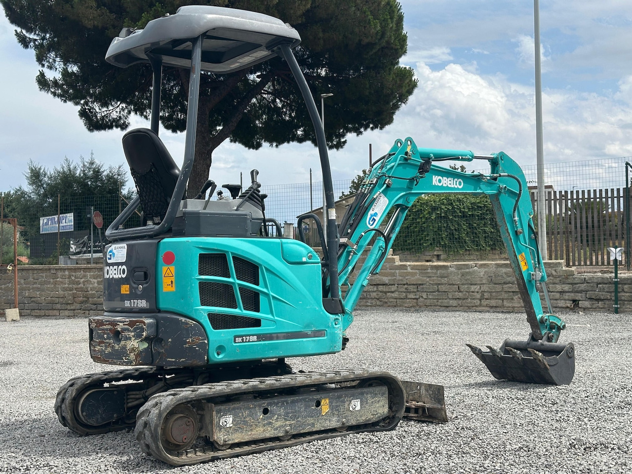 KOBELCO SK17SR-3E - 小型挖掘机:图2 KOBELCO SK17SR-3E - 小型挖掘机:图2