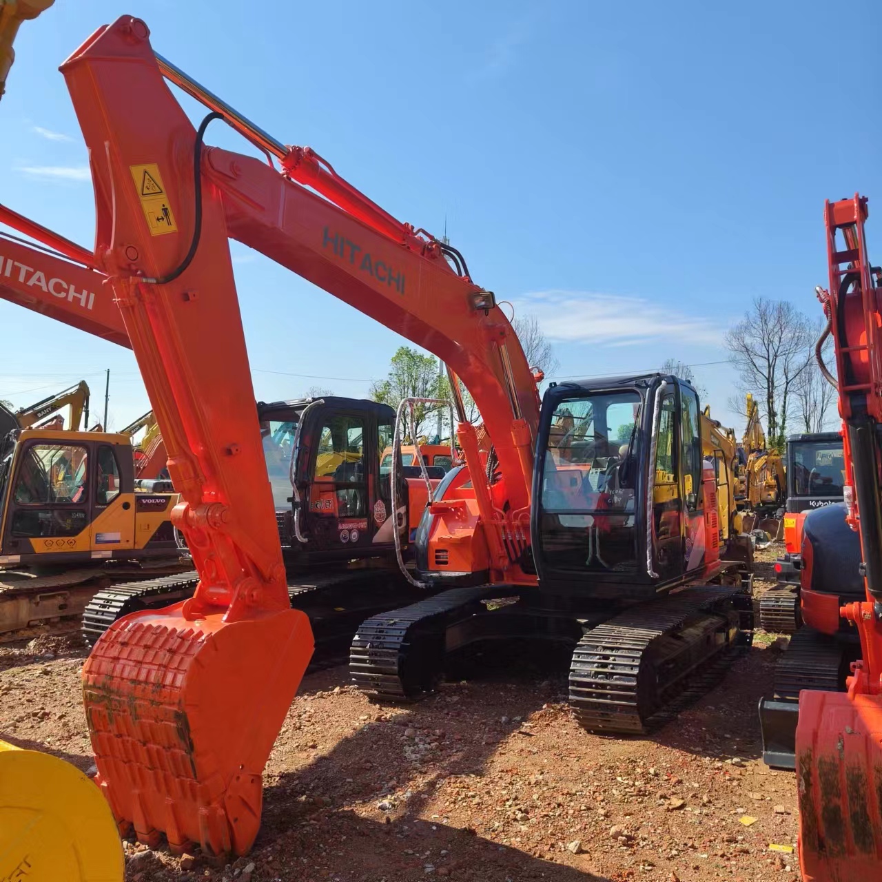 HITACHI ZX135 - 履带式挖掘机:图1 HITACHI ZX135 - 履带式挖掘机:图1