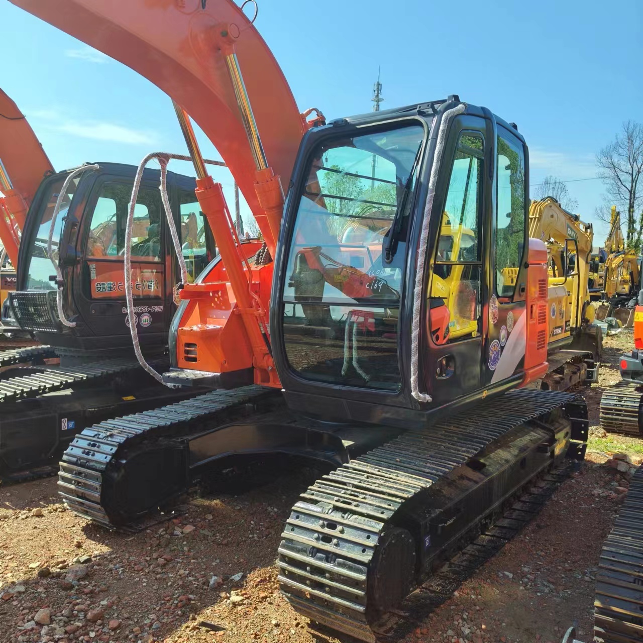 HITACHI ZX135 - 履带式挖掘机:图3 HITACHI ZX135 - 履带式挖掘机:图3