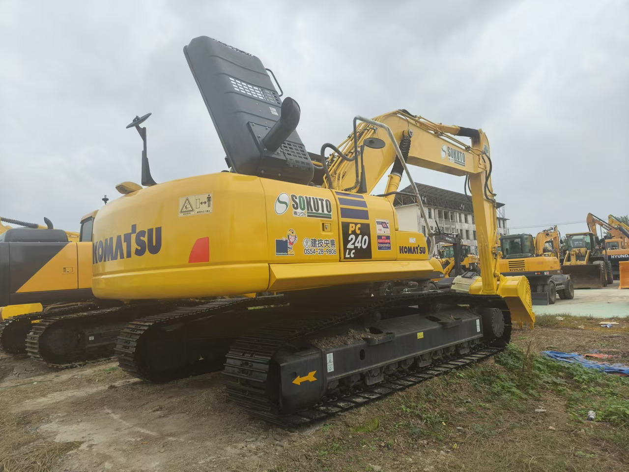 KOMATSU PC240LC-8 - 履带式挖掘机:图1 KOMATSU PC240LC-8 - 履带式挖掘机:图1