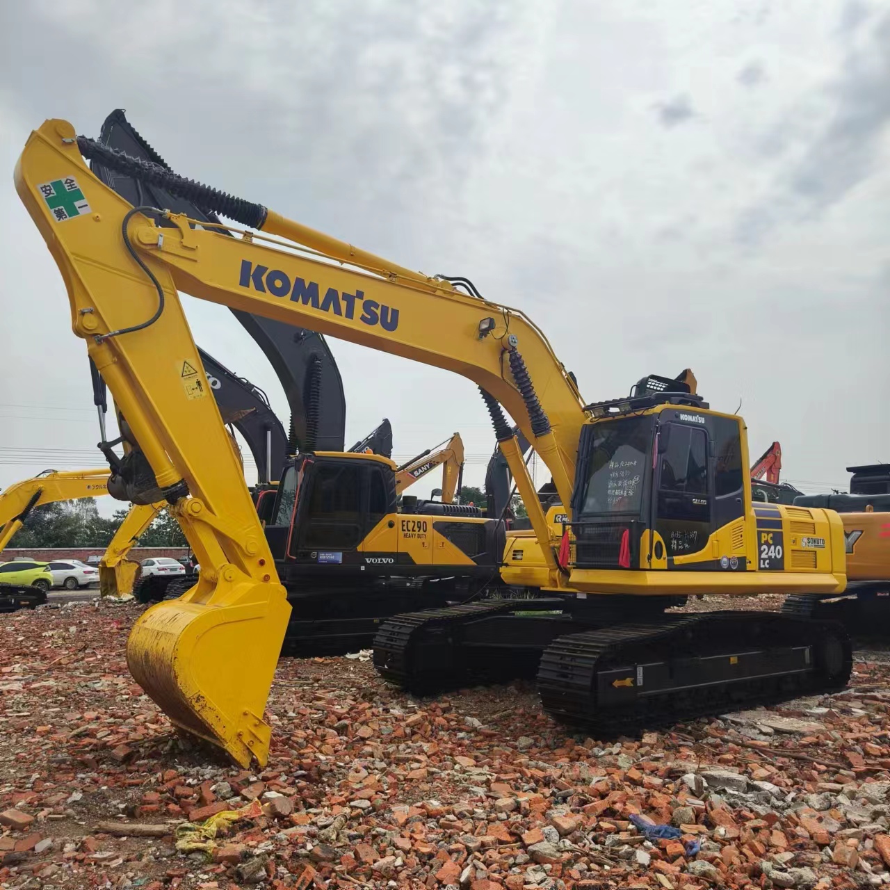 KOMATSU PC240 - 履带式挖掘机:图1 KOMATSU PC240 - 履带式挖掘机:图1