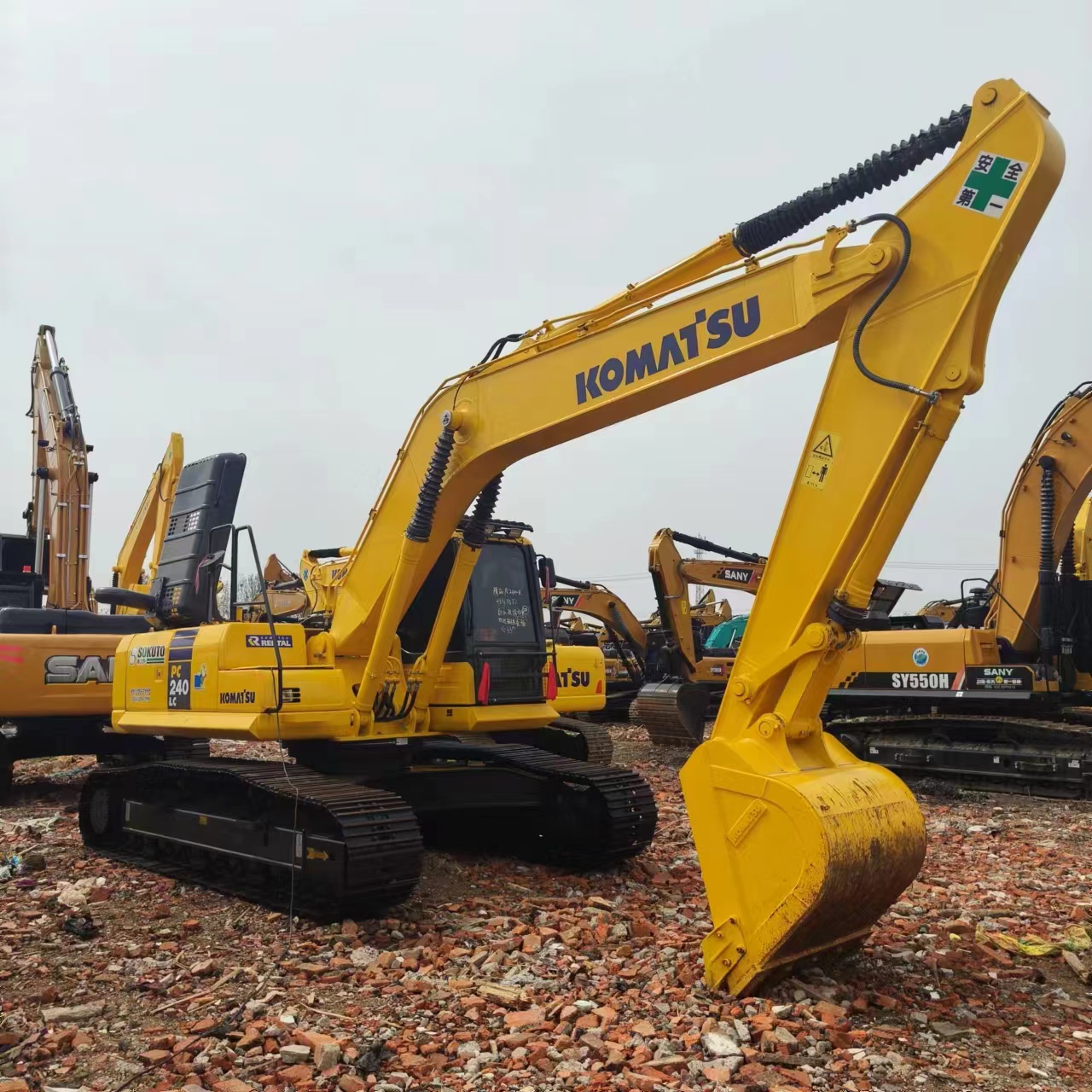 KOMATSU PC240 - 履带式挖掘机:图3 KOMATSU PC240 - 履带式挖掘机:图3