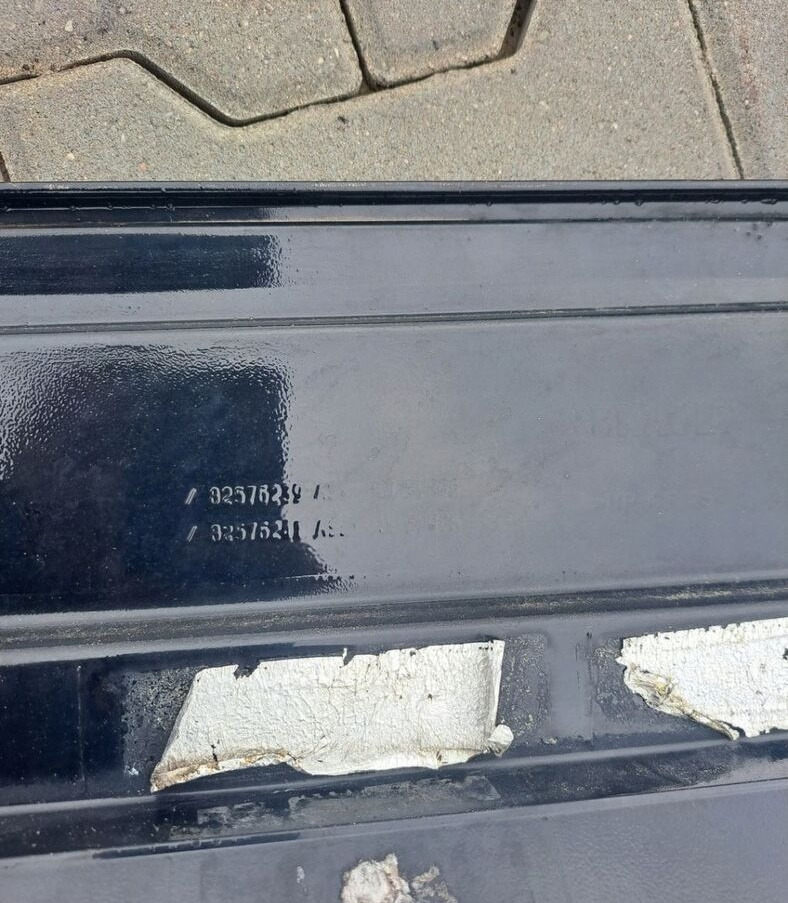 KLAPA SCHOWKA DRZWICZKI PRAWE Renault GAMA RANGE T - 车身和外部 适用于 卡车:图3 KLAPA SCHOWKA DRZWICZKI PRAWE Renault GAMA RANGE T - 车身和外部 适用于 卡车:图3