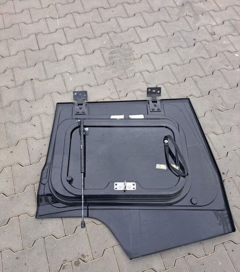 KLAPA SCHOWKA DRZWICZKI PRAWE Renault GAMA RANGE T - 车身和外部 适用于 卡车:图2 KLAPA SCHOWKA DRZWICZKI PRAWE Renault GAMA RANGE T - 车身和外部 适用于 卡车:图2