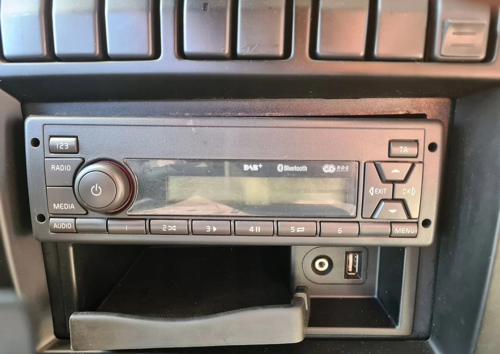 ORYGINALNE RADIO MP3 BLUETOOTH CD AUX USB 12V VOLVO FE FL EURO 6 - 驾驶室和内部:图3 ORYGINALNE RADIO MP3 BLUETOOTH CD AUX USB 12V VOLVO FE FL EURO 6 - 驾驶室和内部:图3