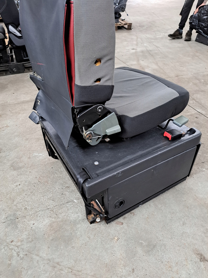 Renault FOTEL OBRACANY SIEDZENIE PASAŻERA RENAULT MAGNUM DXI LIFT VEGA S - 座椅 适用于 卡车:图4 Renault FOTEL OBRACANY SIEDZENIE PASAŻERA RENAULT MAGNUM DXI LIFT VEGA S - 座椅 适用于 卡车:图4