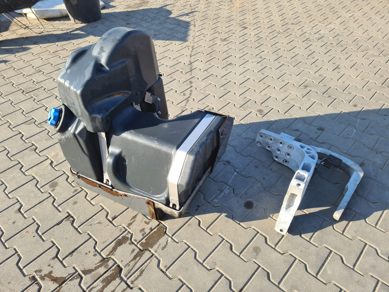 VOLVO ZBIORNIK ADBLUE NA RAMĘ MOCOWANIA RENAULT GAMA T VOLVO FH 4 FM 4 - 车用尿素溶液箱 适用于 卡车:图2 VOLVO ZBIORNIK ADBLUE NA RAMĘ MOCOWANIA RENAULT GAMA T VOLVO FH 4 FM 4 - 车用尿素溶液箱 适用于 卡车:图2